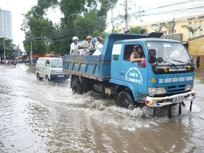 Xe đặc chủng chở dân qua vùng ngập