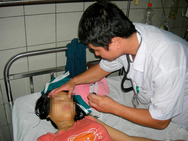 Bác sĩ thăm khám cho bệnh nhi bị ngộ độc chì. Ảnh: Th. Hà