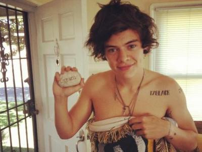 One Direction thi nhau lột áo khoe hình xăm