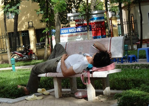 Tâm sự với bạn gái, ngủ ghế đá, mất ĐTDĐ