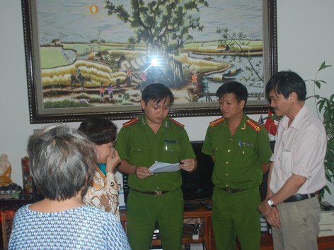 Nguyên trưởng phòng tài chính Trung tâm y tế quận bị bắt