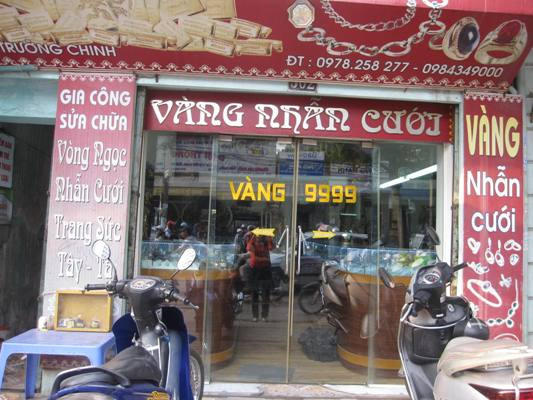 Dùng súng giả cướp hiệu vàng giữa Hà Nội