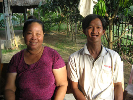 Người đàn ông lột da như rắn và chưa từng mọc răng