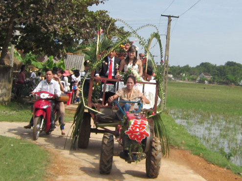 Tiết lộ của đôi uyên ương rước dâu bằng xe công nông