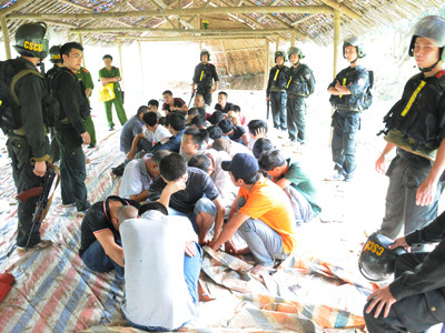 Cận cảnh vụ bắt 59 con bạc sát phạt trên núi