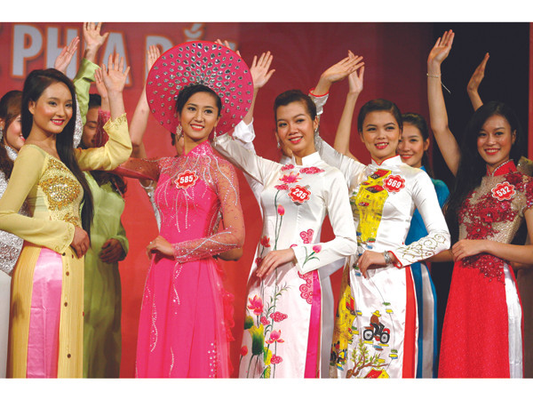 Các thí sinh trong đêm tổng duyệt 8-8, chuẩn bị cho chung khảo khu vực phía Bắc hôm nay, 9-8. Ảnh: Hồng Vĩnh