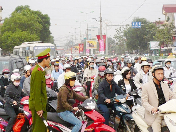 Không nên thu qua xăng dầu