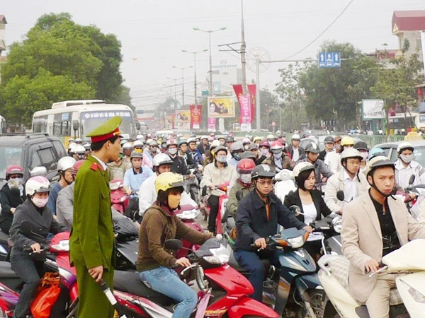 Không nên thu qua xăng dầu