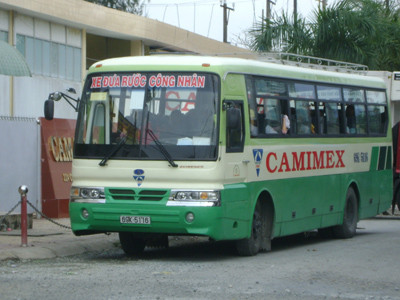 Xe đưa rước công nhân … chờ công nhân của Camimex