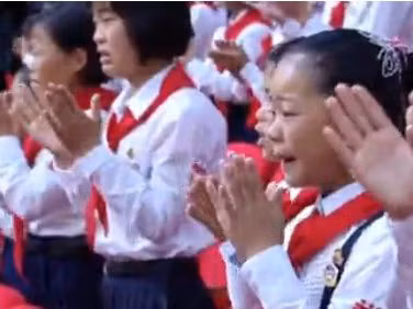 Các em thiếu nhi vừa vỗ tay vừa khóc khi gặp lãnh đạo Kim Jong Un