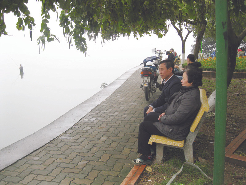 Bà Viên cùng chồng ngồi ở nơi năm xưa, vợ chồng bà thường vớt tôm tép dưới các tán lá sen Hồ Tây