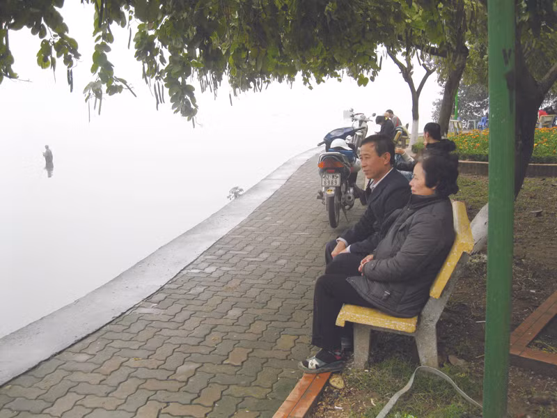 Bà Viên cùng chồng ngồi ở nơi năm xưa, vợ chồng bà thường vớt tôm tép dưới các tán lá sen Hồ Tây