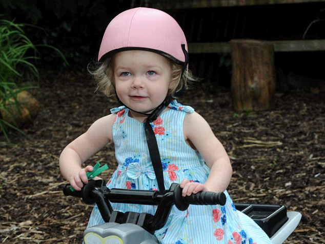 Em bé mắc bệnh lạ không được quyền...khóc