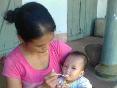 Xót thương bé 8 tháng tuổi mồ côi cha mẹ do tai nạn giao thông