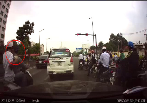 Mercedes truy đuổi, húc văng 2 tên cướp