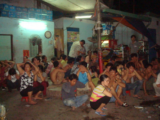 Công an phá sòng bạc, súng cướp cò trúng dân