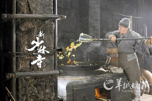 Nhờ Tân Thiếu Lâm Tự, Thành Long thành sư phụ…rang cơm