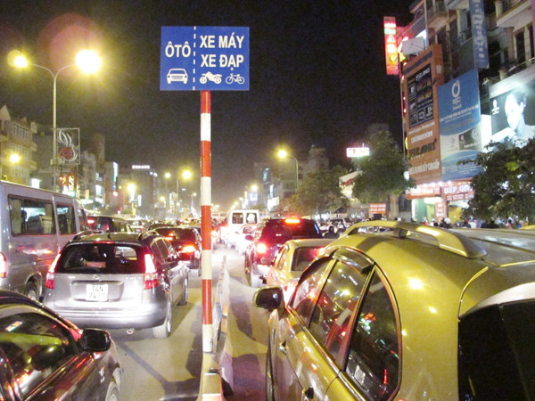 Hà Nội quá tải ô tô và xe máy, có nên áp dụng điều kiện: người mua xe phải có gara? Ảnh: Trọng Đảng