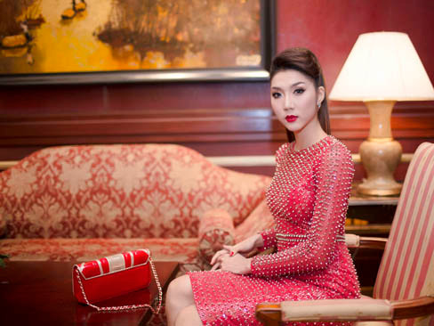 Ngọc Quyên gai góc với váy và giày tán đinh nhọn