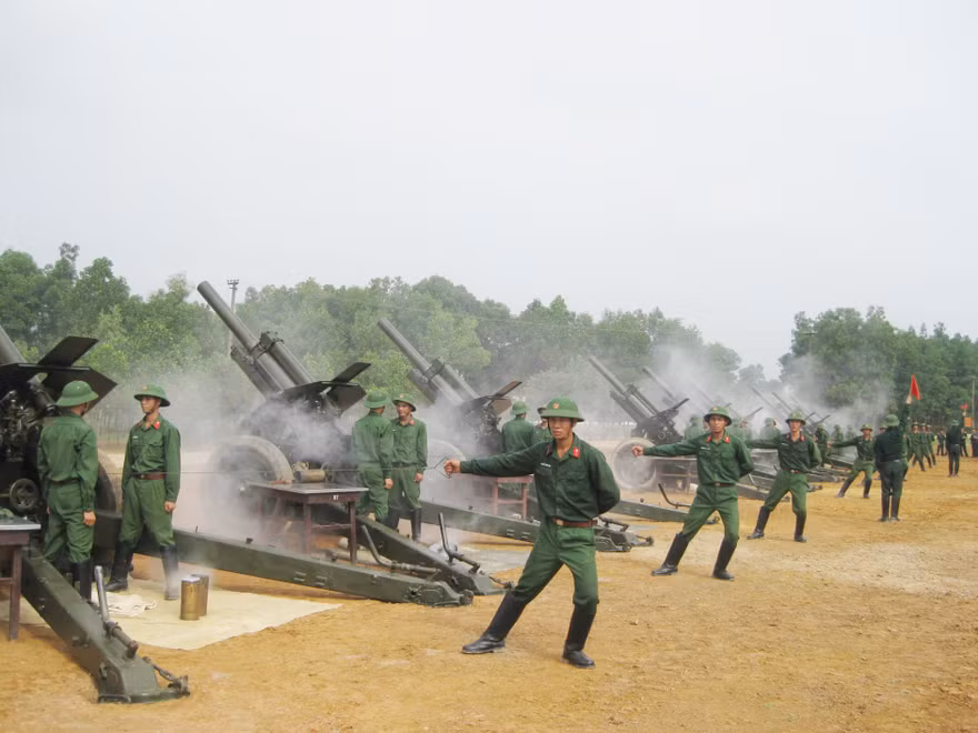 Bắn thử hạt lửa. Ảnh: Lưu Trinh