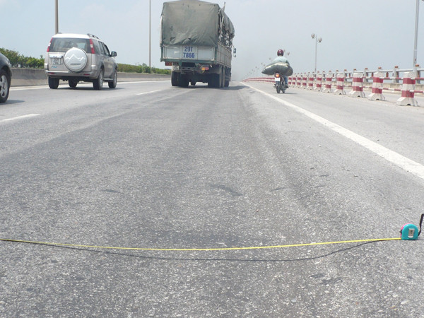 Thay mặt cầu bằng bê tông nhựa polimer