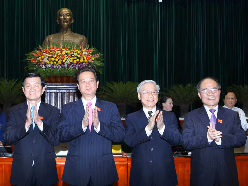 Tổng bí thư Nguyễn Phú Trọng cùng Chủ tịch nước Trương Tấn Sang, Thủ tướng Nguyễn Tấn Dũng, Chủ tịch QH Nguyễn Sinh Hùng ra mắt Quốc hội khóa XIII tại kỳ họp thứ nhất. Ảnh: Hồng Vĩnh