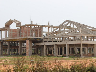 Chợ xây giữa chừng rồi bỏ hoang