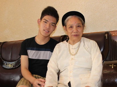 Hai thủ khoa mồ côi lo ngày nhập trường