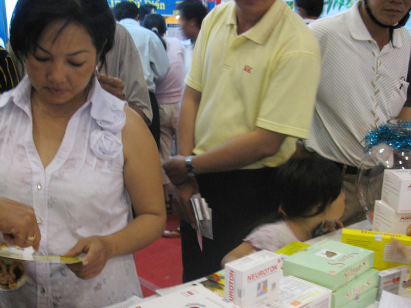 Để thuốc giá rẻ đến tay người nghèo