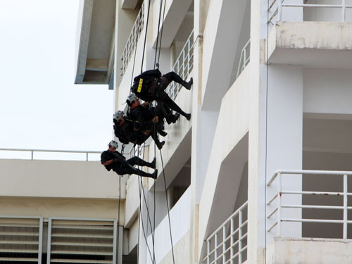 Đánh bắt khủng bố, giải cứu con tin tại Hà Nội