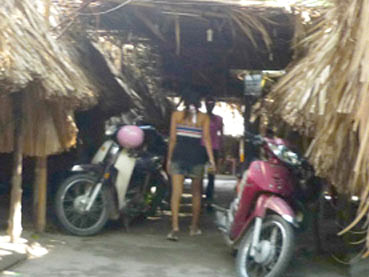 Những ngày hãi hùng của bé gái 13 tuổi trong 'tổ quỷ'