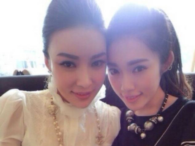 Bà mẹ trẻ đến nỗi không thể phân biệt được ai là mẹ, ai là con gái