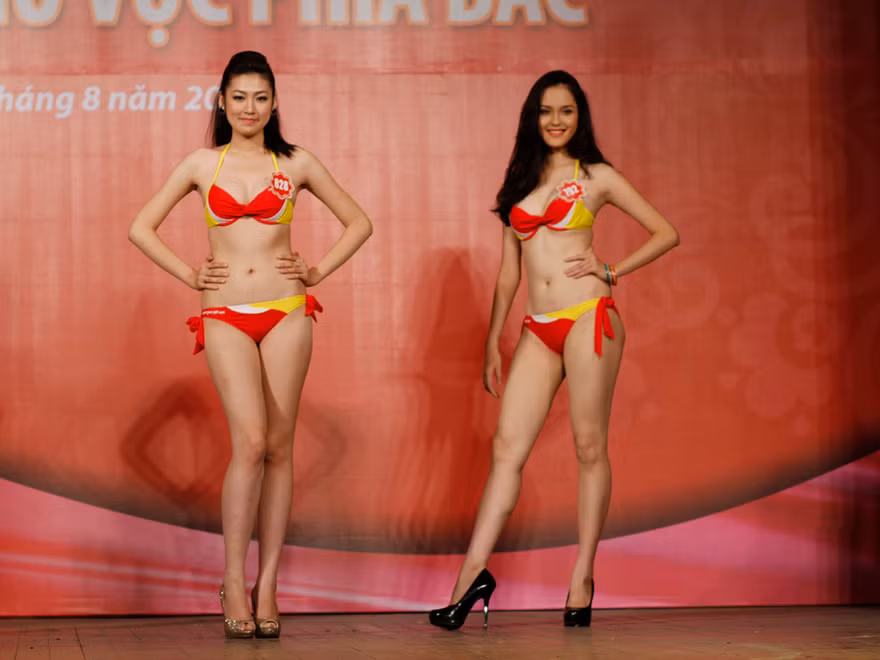 Thí sinh hoa hậu trong trang phục áo tắm