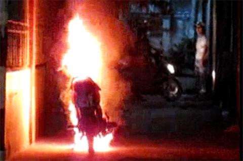 Tưới xăng đốt vợ và con 18 tháng