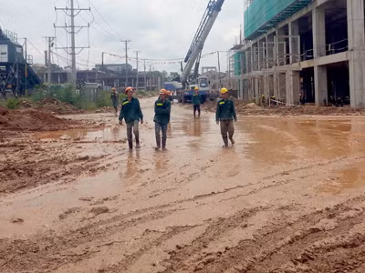Đơn vị thi công khiếp đảm với con đường lầy lội