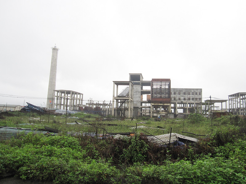 Các ngân hàng đã giải ngân hơn 800 tỷ đồng vào dự án, nhưng nay nhà máy vẫn phơi sương, cỏ mọc đầy