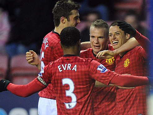 M.U đại thắng ‘bốn sao’, Chicharito-Van Persie lập đại công