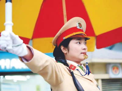 CSGT bụng phệ, thô lỗ không được ra đường