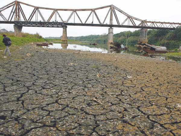 Sông Hồng trơ đáy ngày 23-3-2011. Ảnh: Xuân Phú