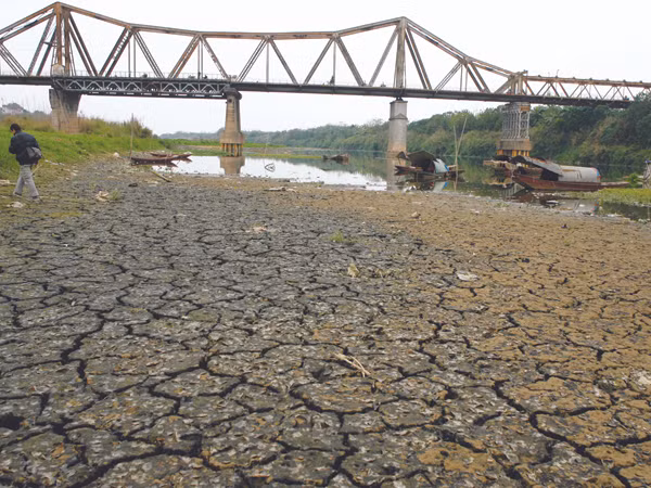 Sông Hồng trơ đáy ngày 23-3-2011. Ảnh: Xuân Phú