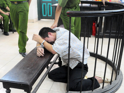 Xem sát thủ Đặng Trần Hoài khóc vật vã trước vành móng ngựa