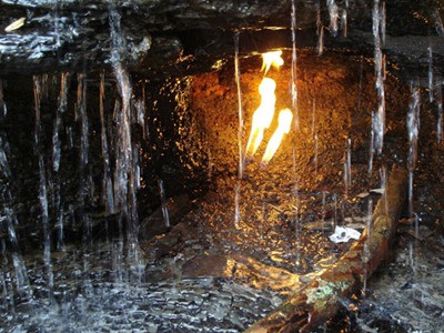 Bí ẩn ngọn lửa vĩnh cửu trong thác nước ở Mỹ