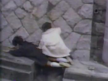 Cảm động anh trai nằm vắt miệng cống, cho em trèo qua