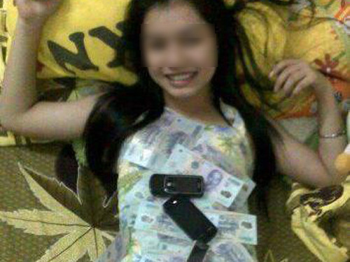 'Hot girl' hết khoe thân đến... khoe của