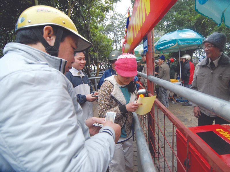 Cảnh mua bán ấn vẫn diễn ra ở đền Trần