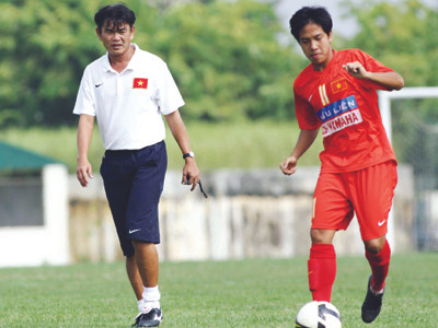 Danh Ngọc (phải) đang đối mặt với rắc rối lớn từ quyết định tự ý rời Megastar Nam Định