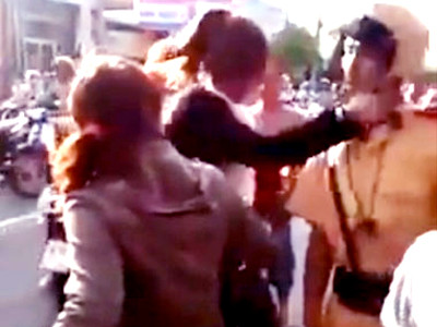 Cô gái 18 tuổi tát CSGT bị xem xét khởi tố