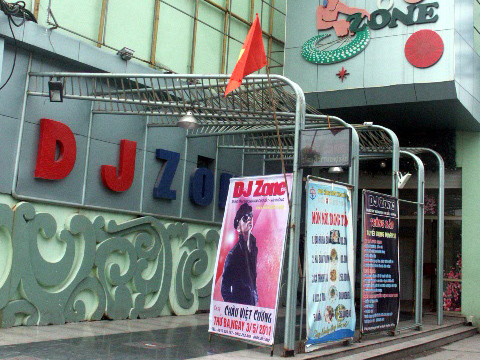 Nổ súng náo loạn quán bar