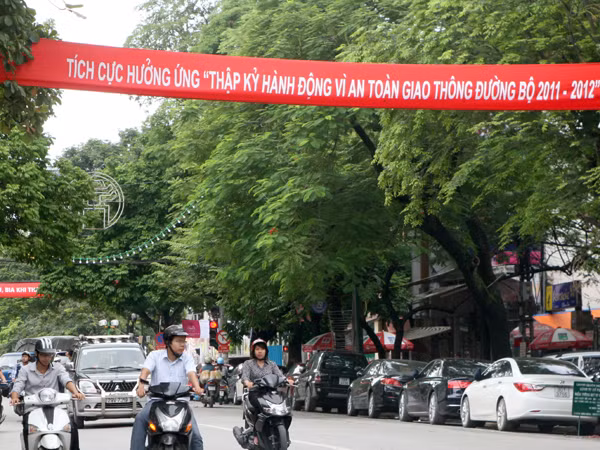 Băng rôn ghi sai trên phố Lý Thường Kiệt
