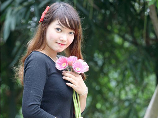 Nữ sinh khoe sắc bên hoa cỏ đồng nội